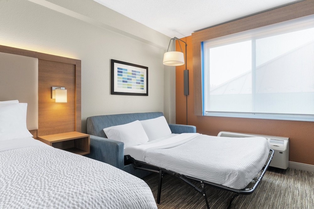 Holiday Inn Express Suites Coralville 13/67