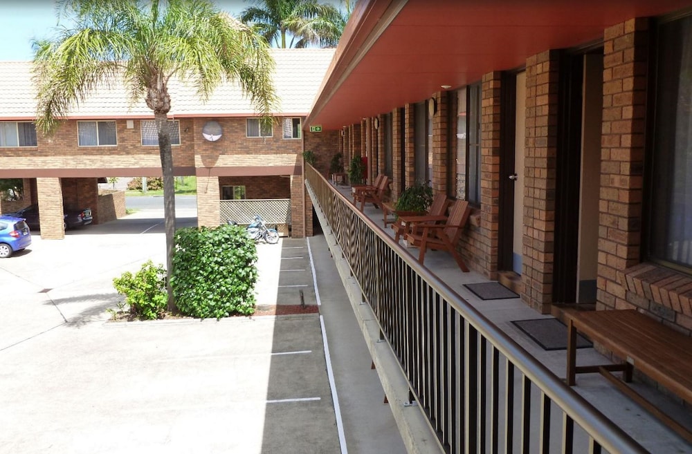 ROYAL PALMS MOTOR INN 2/76