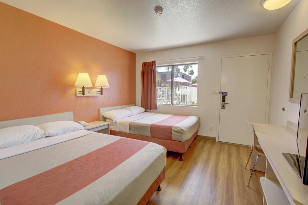 Motel6 Corona, CA - Norco 36/70