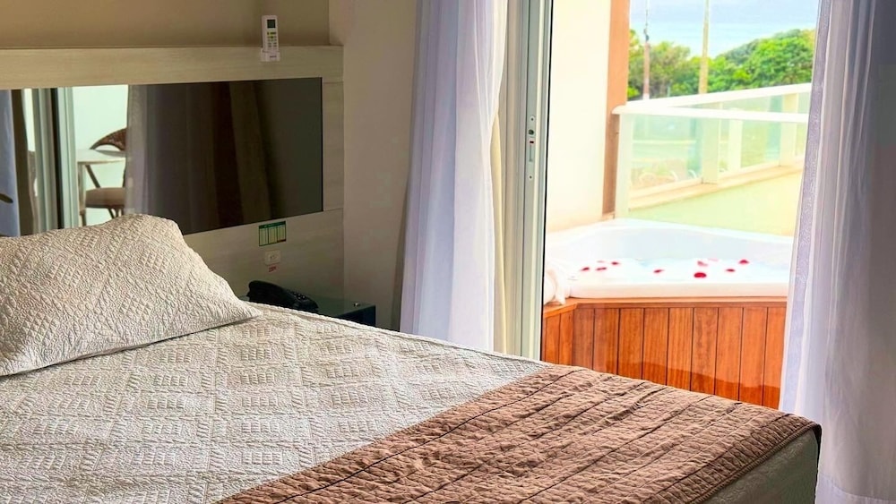 SUITE, KING BED, BATHTUB