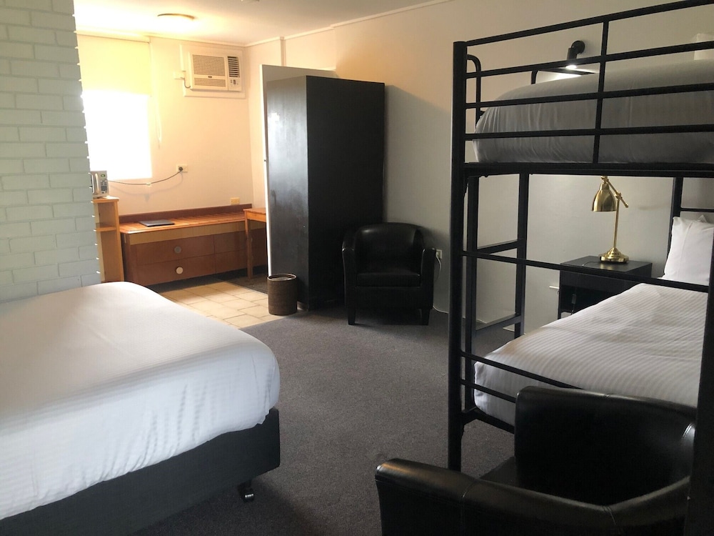 Matador Motor Inn 33/80