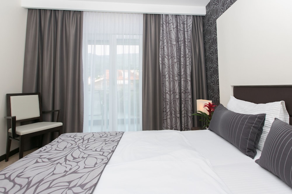 CLASSIC, DOUBLE BED, PARK VIEW, BALCONY