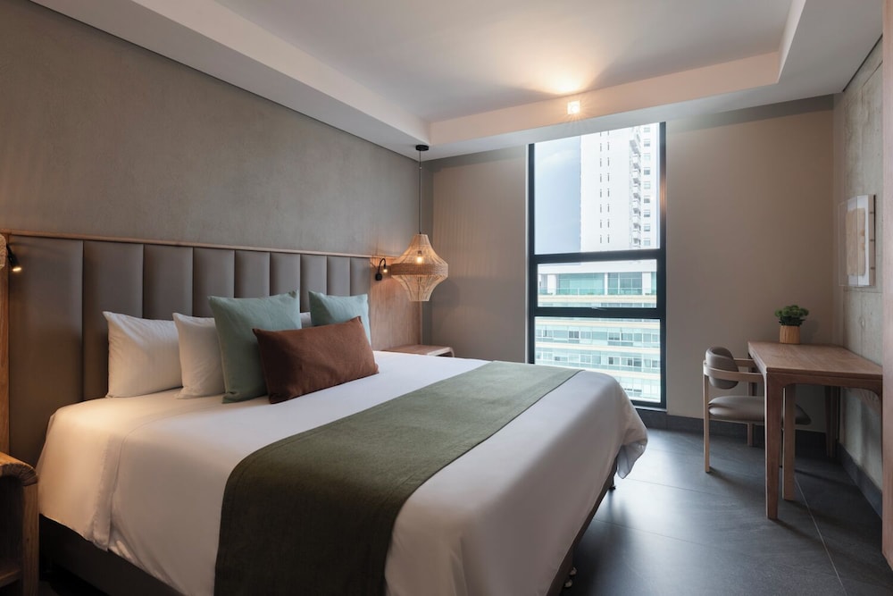 PRESIDENTIAL, KING BED, PARTIAL SEA VIEW
