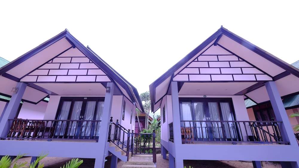 Lolita Bungalows 4/50