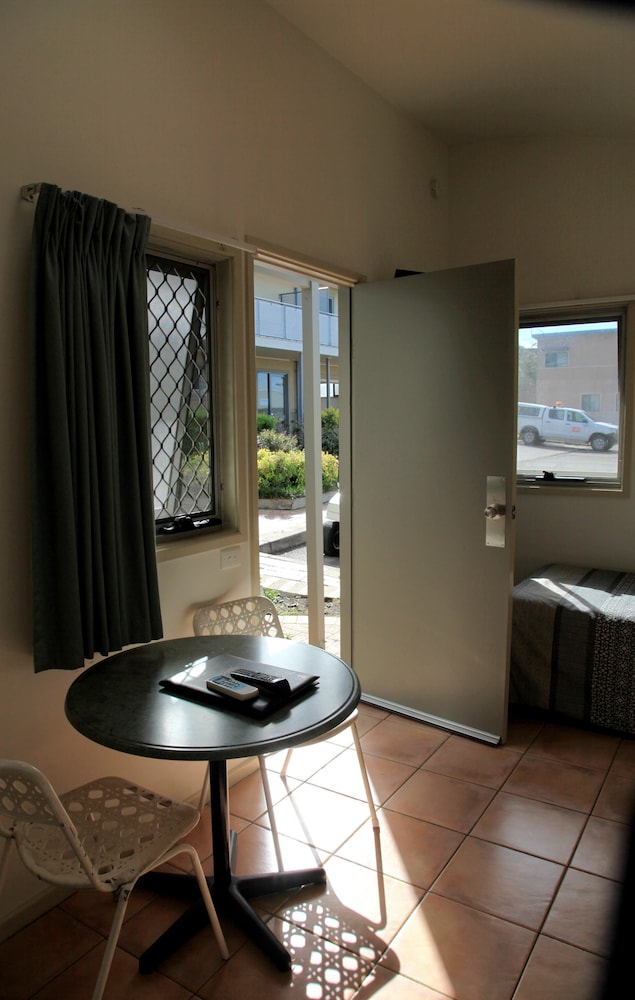 TRAVELLERS MOTOR VILLAGE 27/50