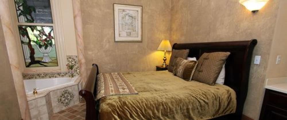 2 ROOMS, ROMAN, SUITE, KING BED, SOFA, JETTED TUB