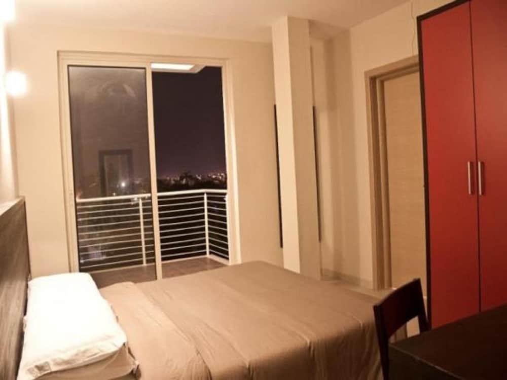 Axis Suites Hotel 8/38