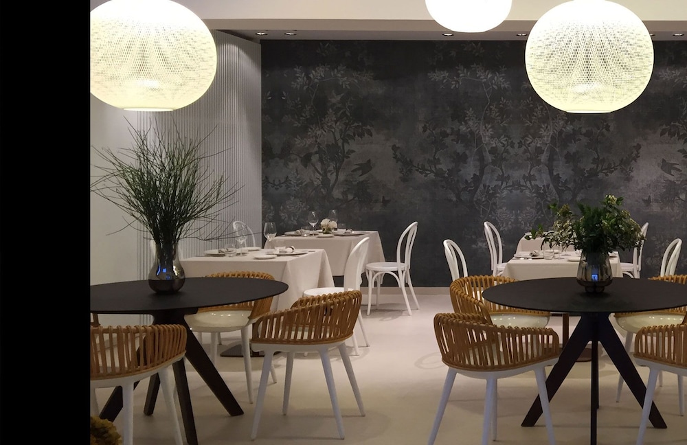 Tale Restaurant & Suite 61/75