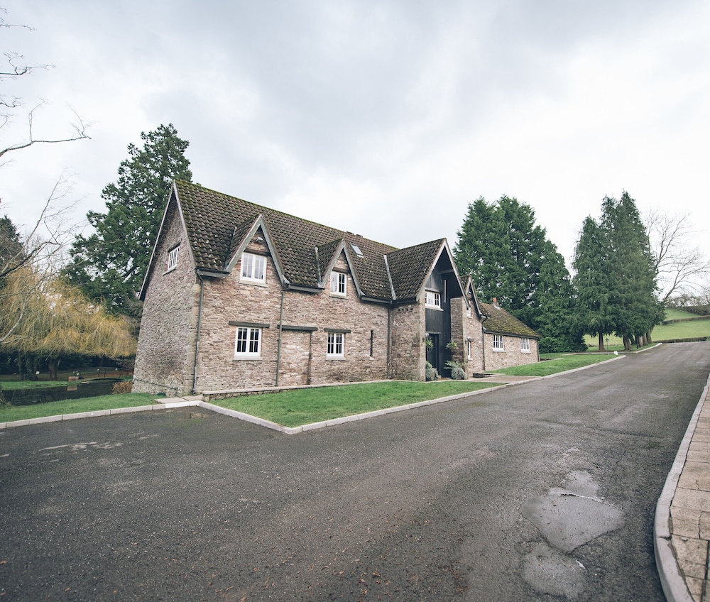 Cwrt Bleddyn Hotel & Spa 36/42