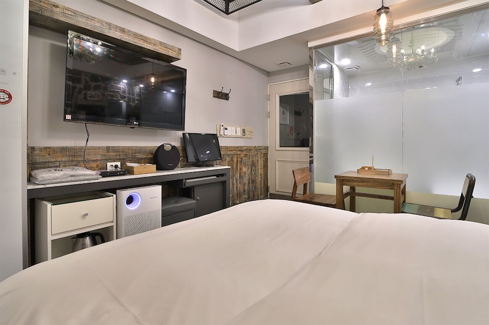 Hotel February Suseong 83/87