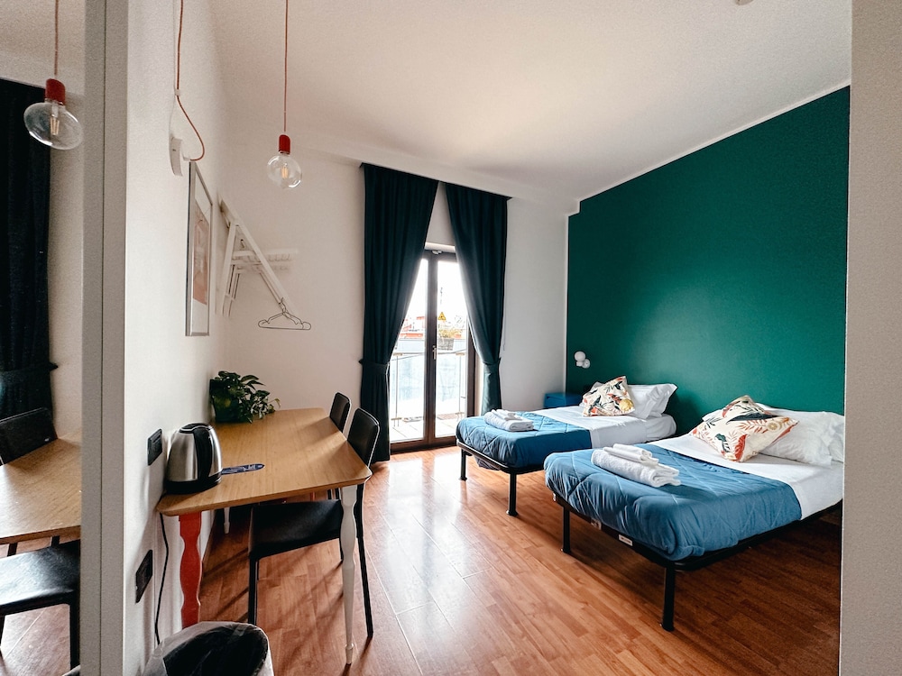 ROOM, DOUBLE OR TWIN BED