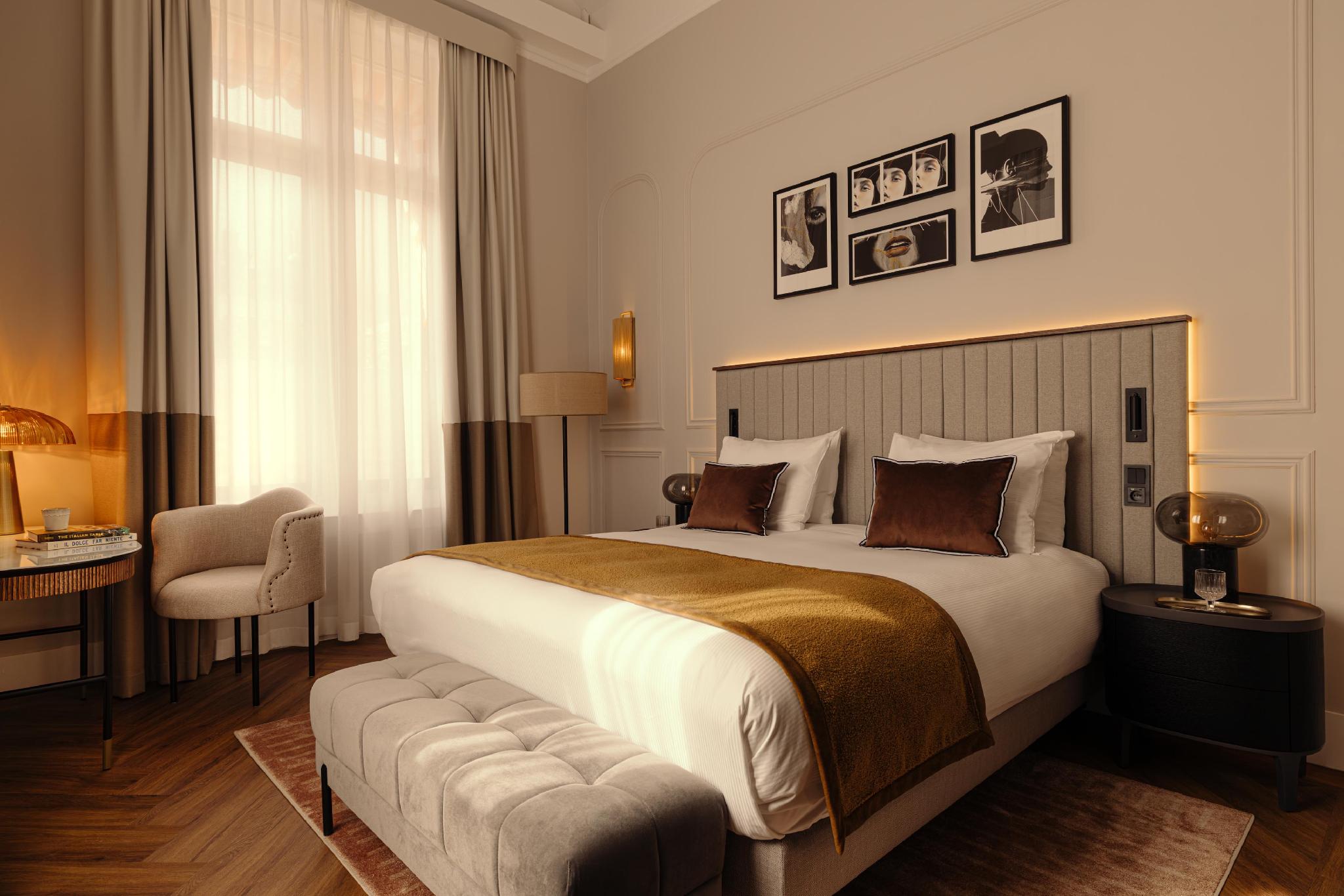 Deluxe, King and Queen Bed