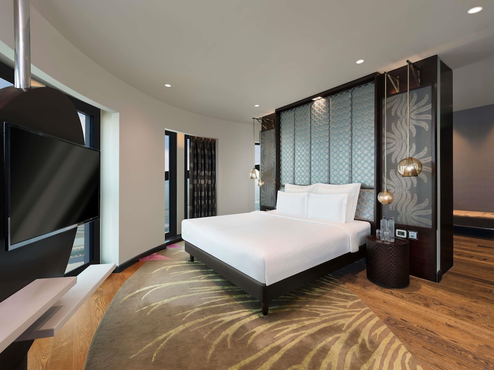 Presidential, Suite, King Bed, Airport View