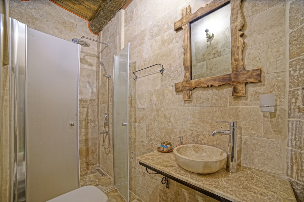 Risus Cave Suites 47/55