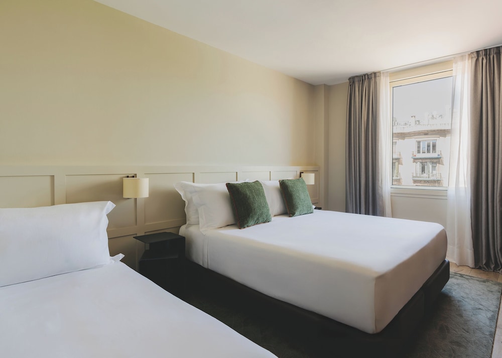 Gallery Hotel 17/75