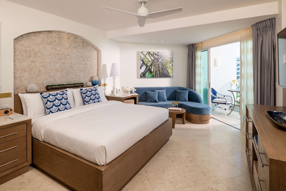 KING BED, BALCONY, CLUB FLOOR