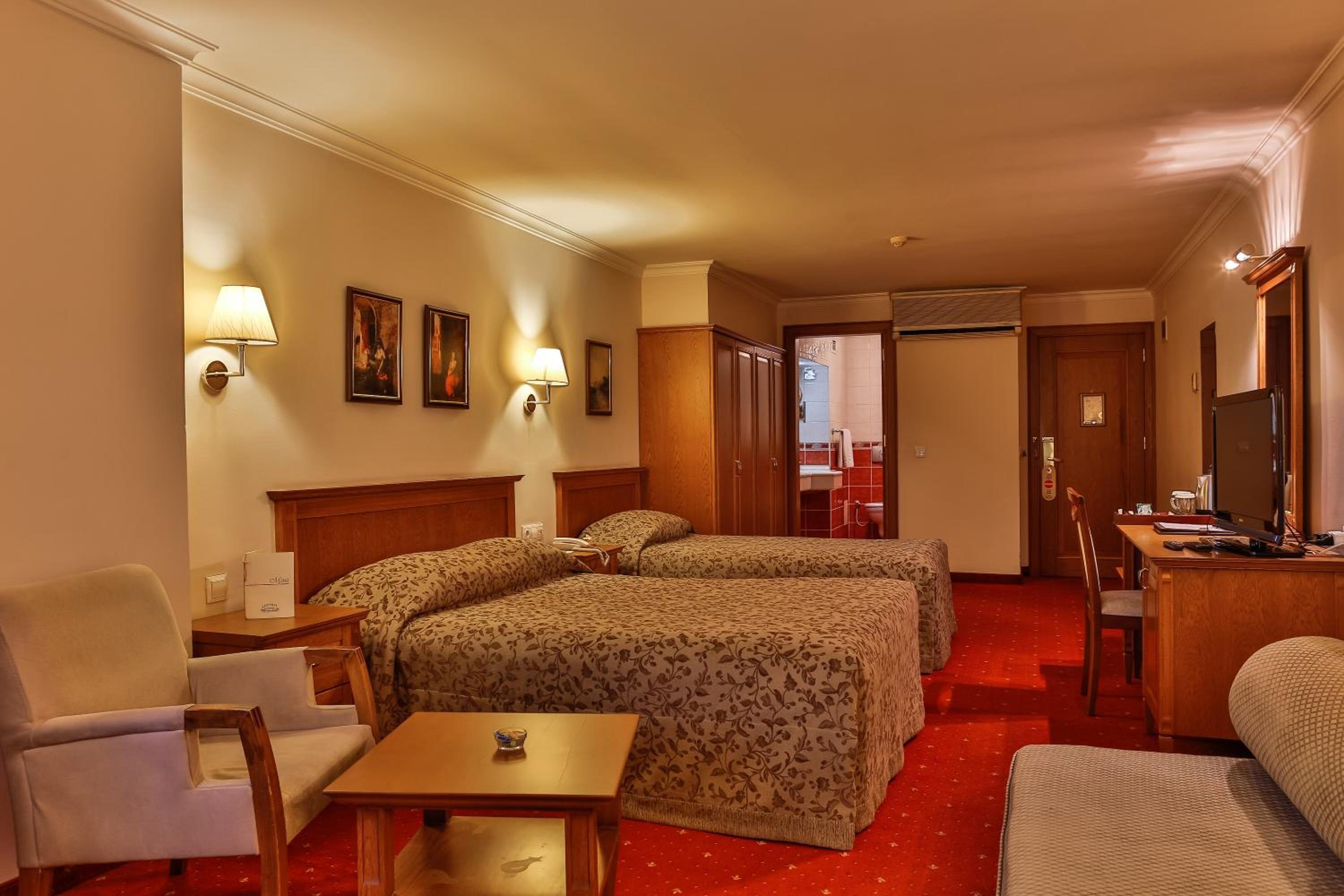 CENTRAL HOTEL 37/50