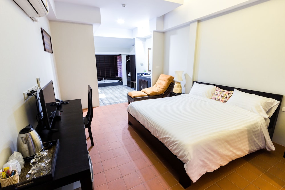 Jamadevi Hotel 10/91