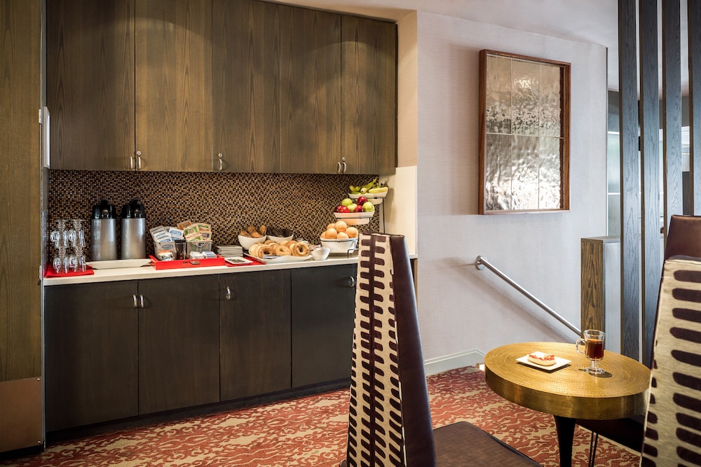 Charlesmark Hotel 25/30