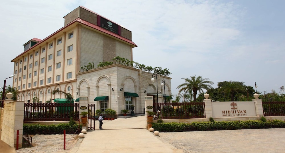 Nidhivan Sarovar Portico Vrindavan 1/58
