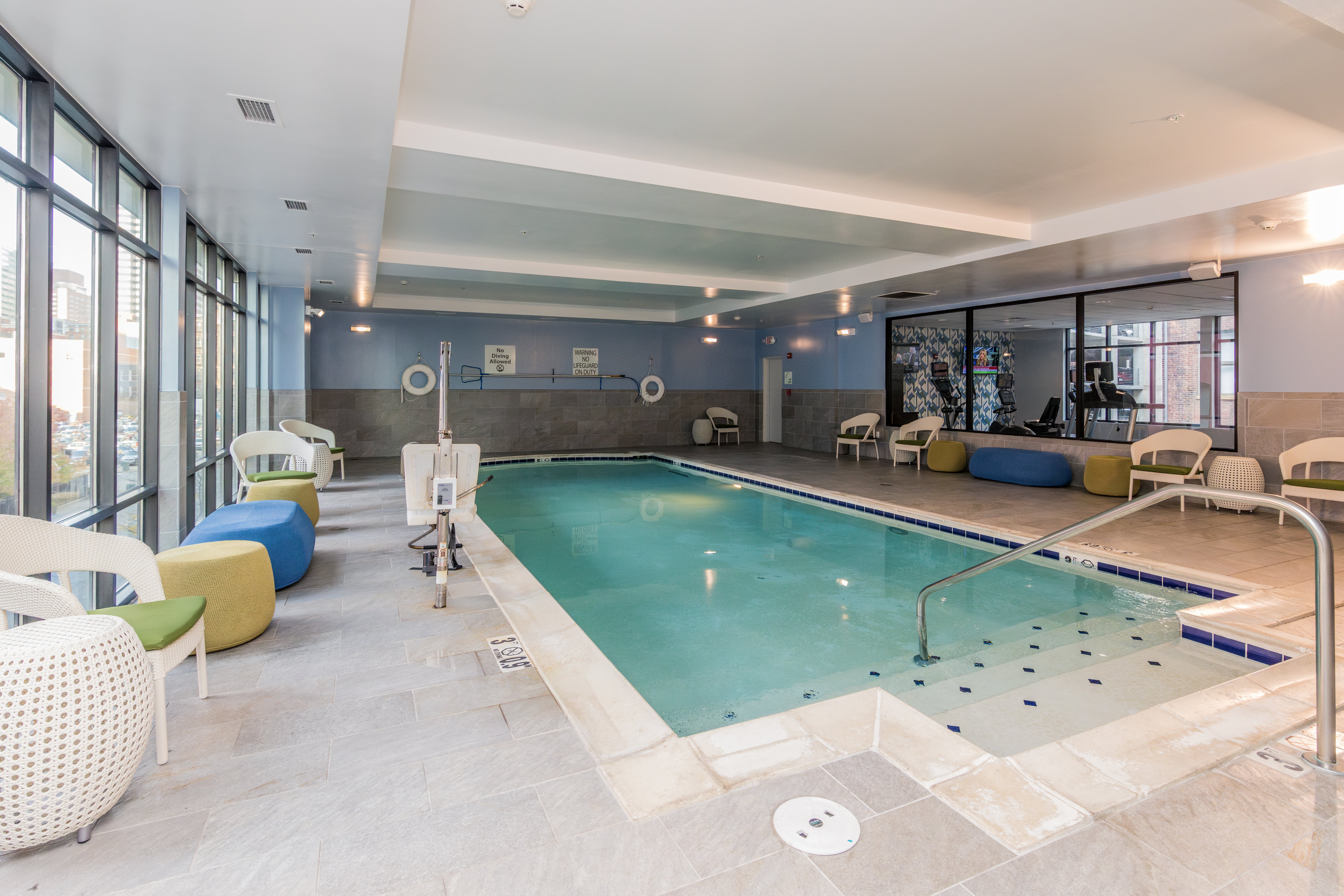 HOLIDAY INN HOTEL SUITES CINCINNATI DOWNTOWN 32/56