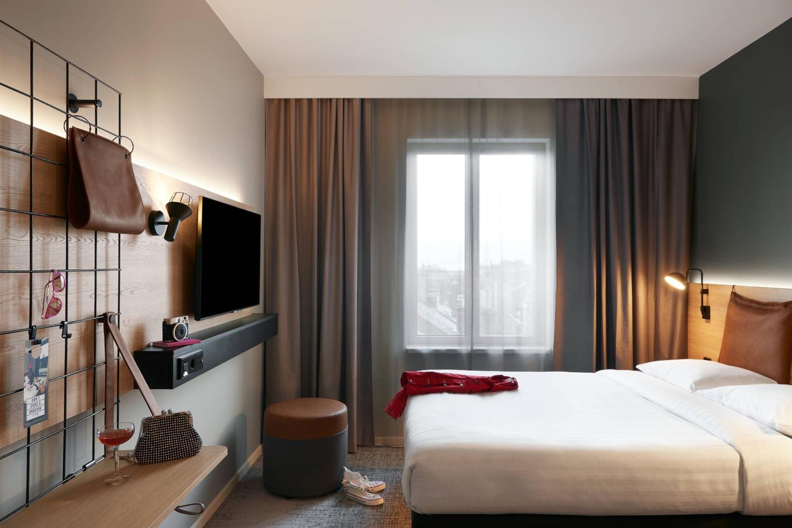 Moxy, Queen Bed