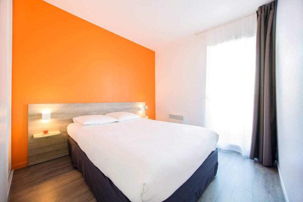 SUITE, QUEEN BED, SOFA