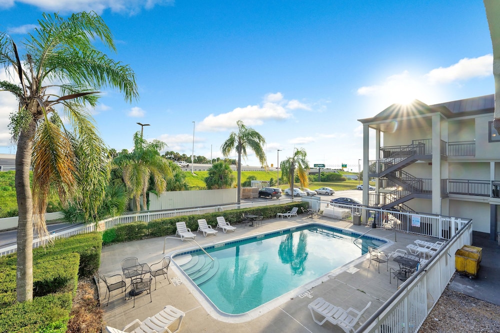 Super 8 by Wyndham Orlando Near Florida Mall 7/54