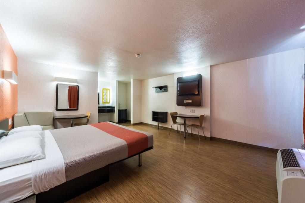 1 King Bed - Mobil Access Tub Nsmk Kitchen، Motel6 Uvalde, TX 3/9