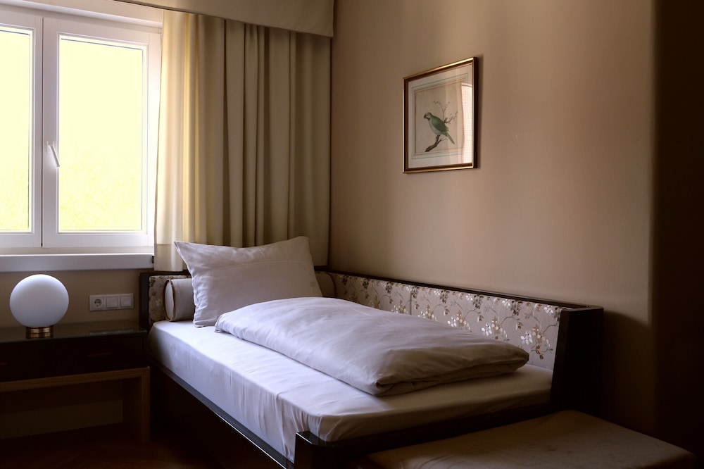 CLASSIC, TWIN BEDS