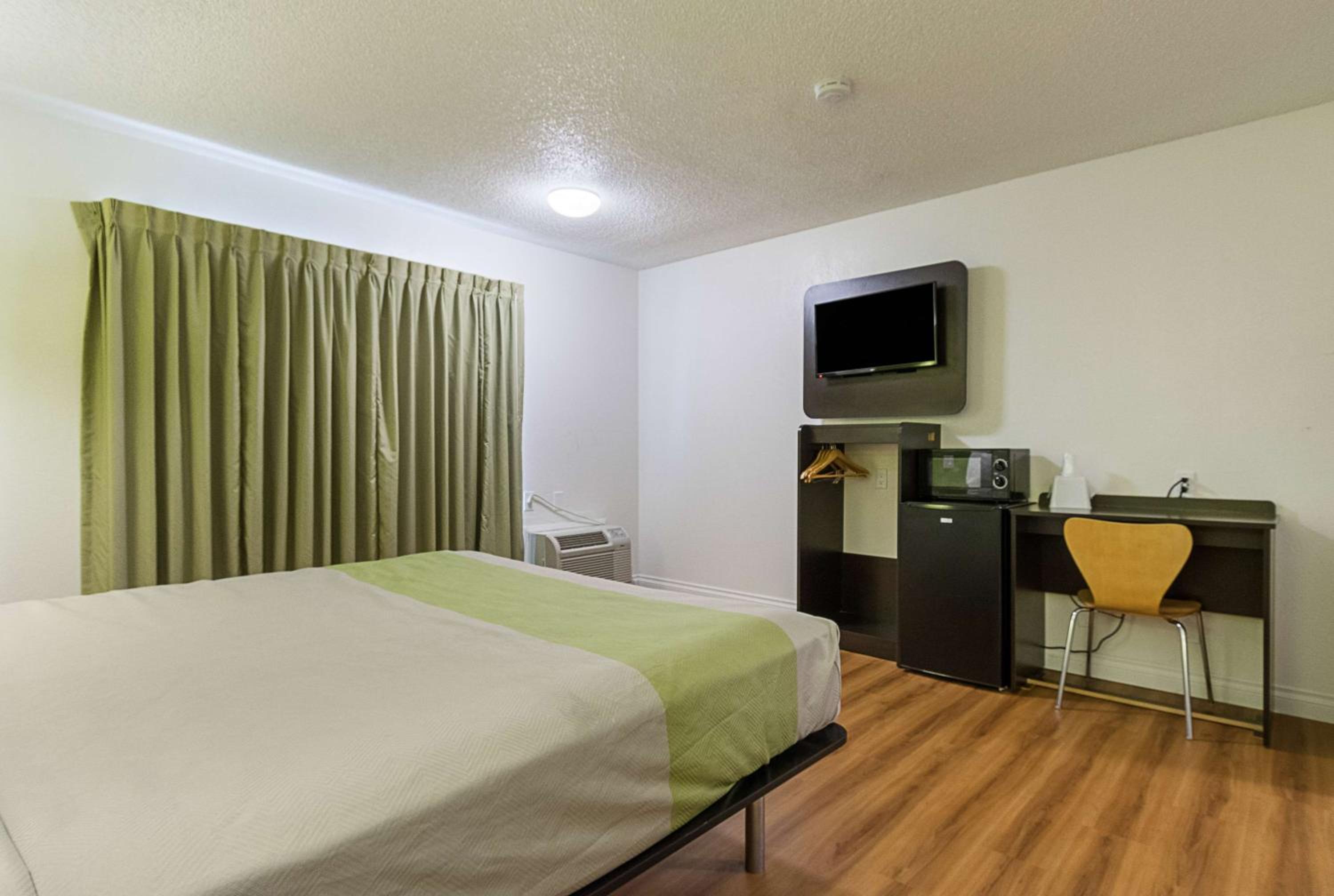 Deluxe, King Bed