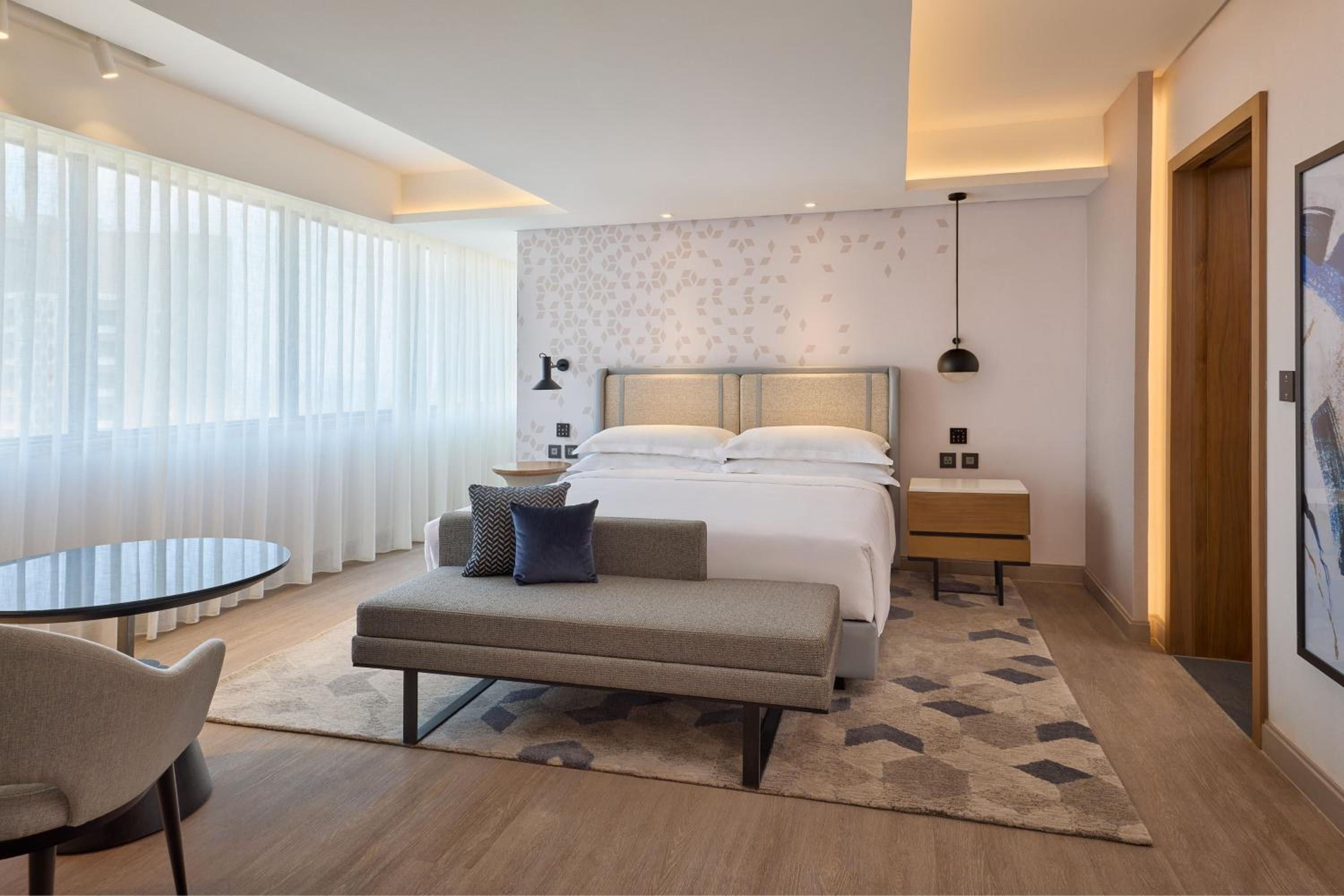 Sheraton, Suite, King Bed, Pool and City View, Club Lounge Access