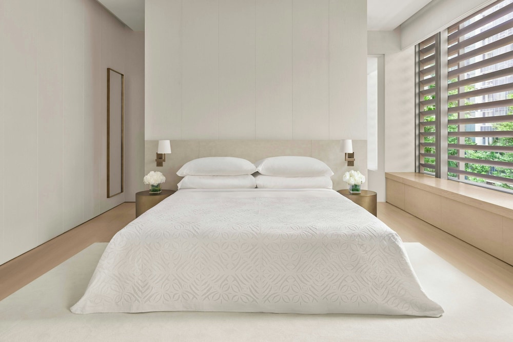 1 Bedroom, Suite, King Bed, Urban View