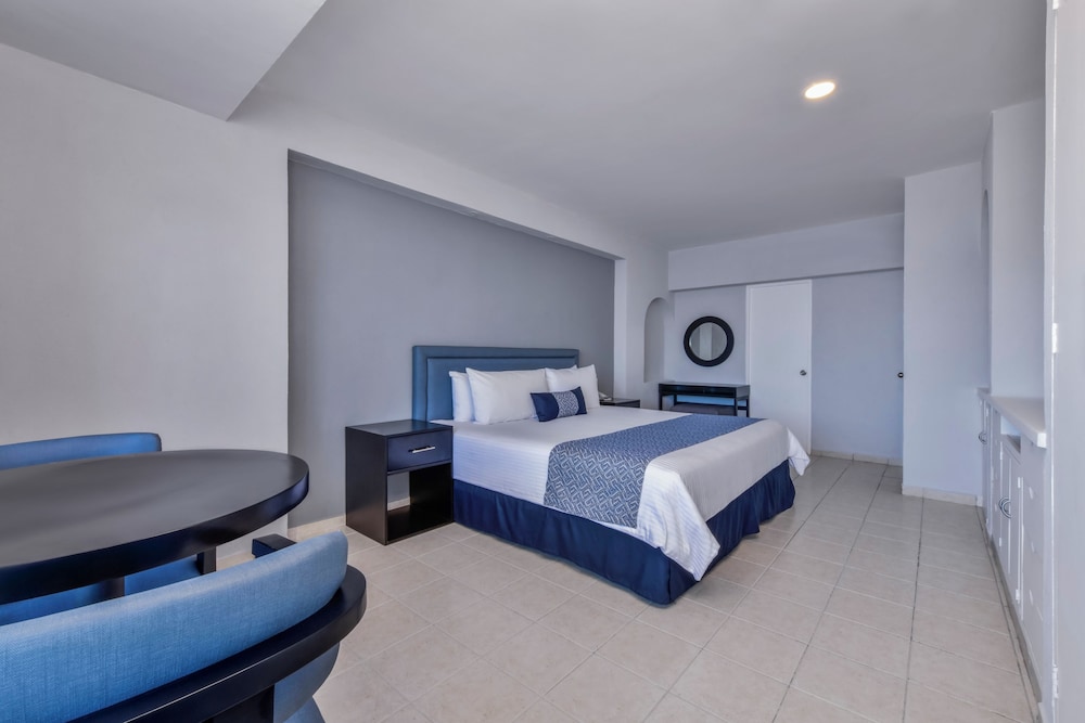 Suite, King Bed, Mountain View