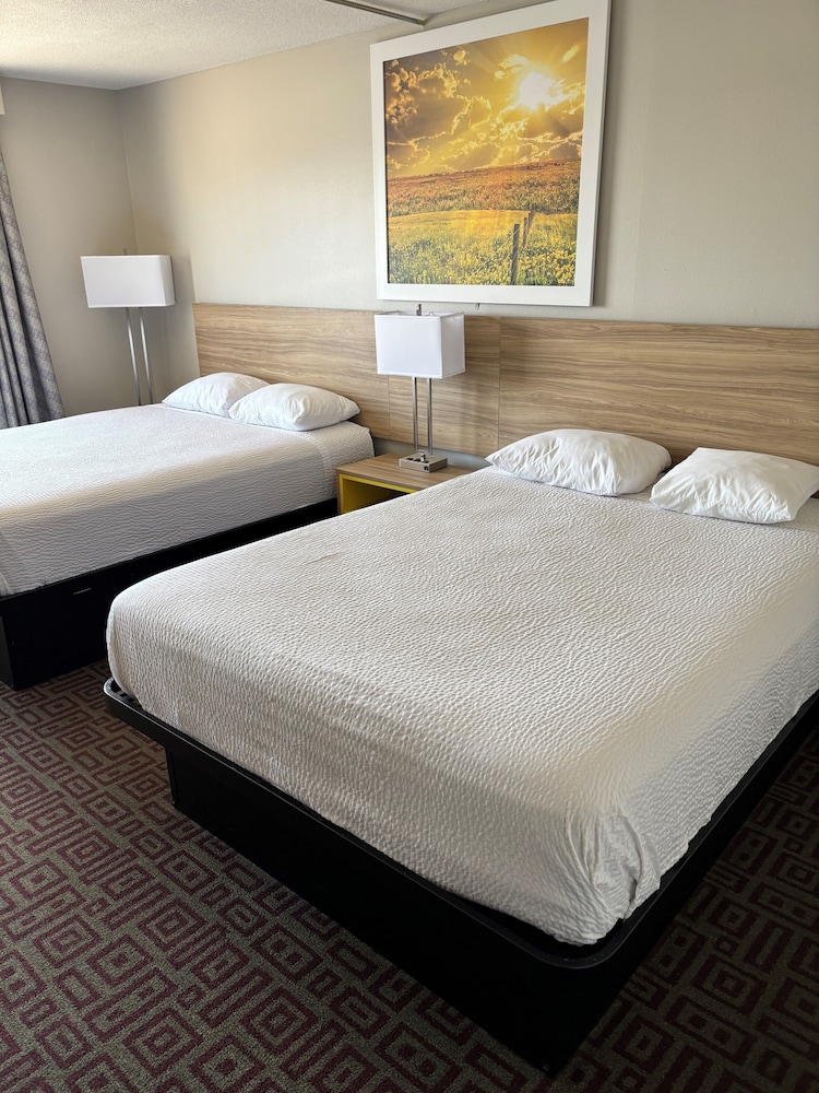 Days Inn by Wyndham West Branch Iowa City Area 15/42