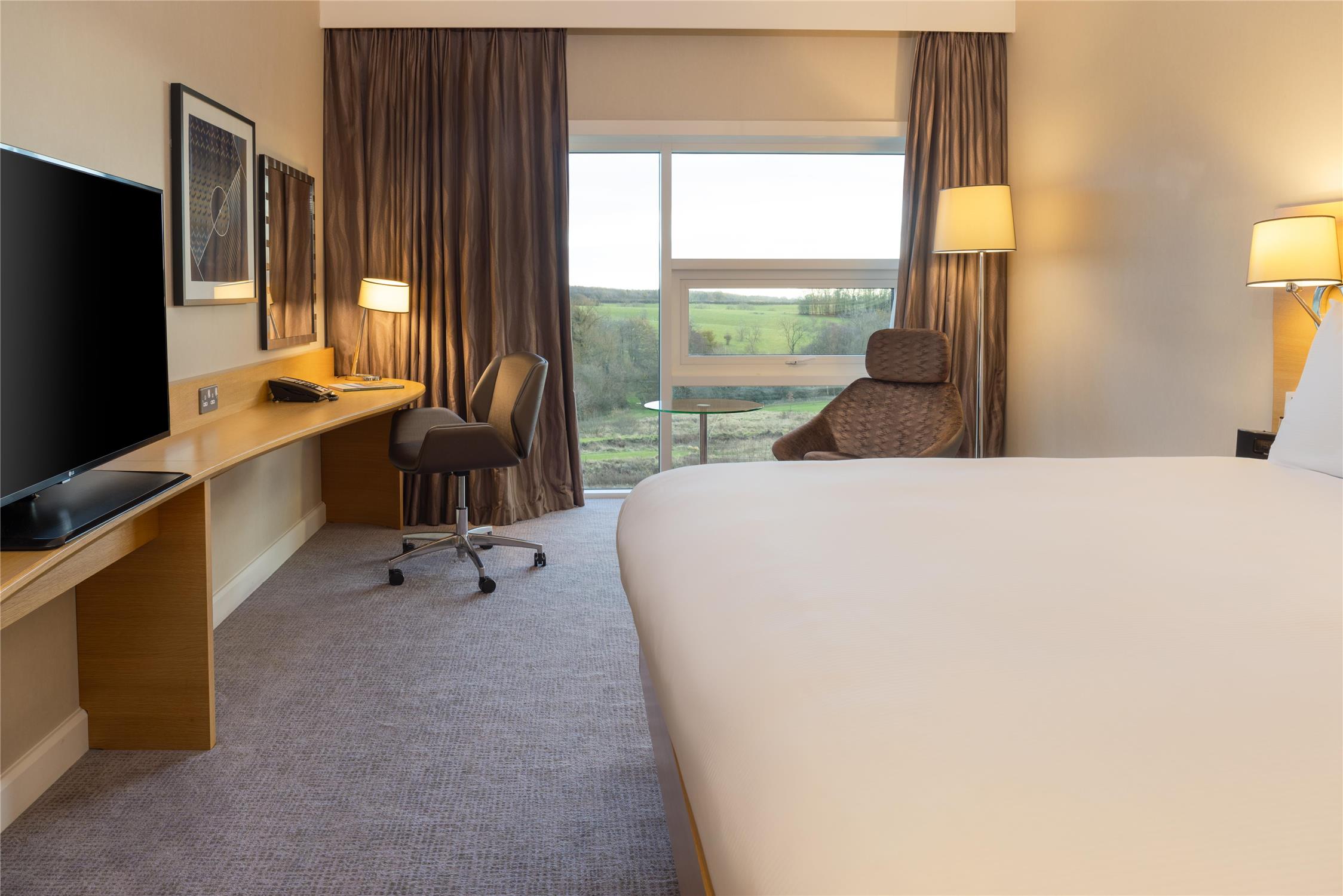 Deluxe, King Bed, Country Side View، Hilton At St Georges Park Burton upon Trent 2/4