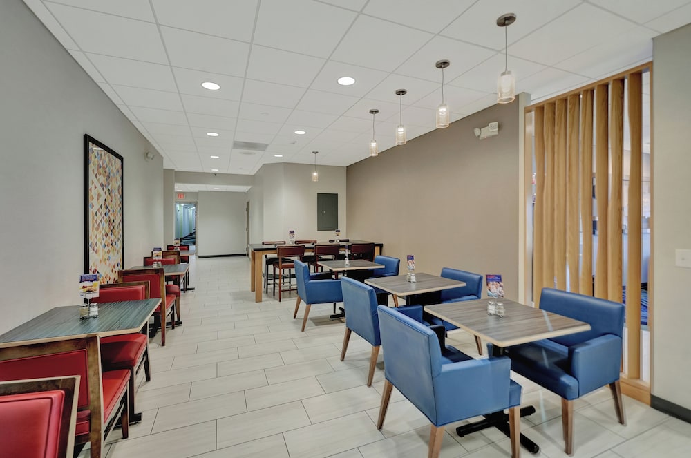 Holiday Inn Express Hotel Suites Beatrice 51/76