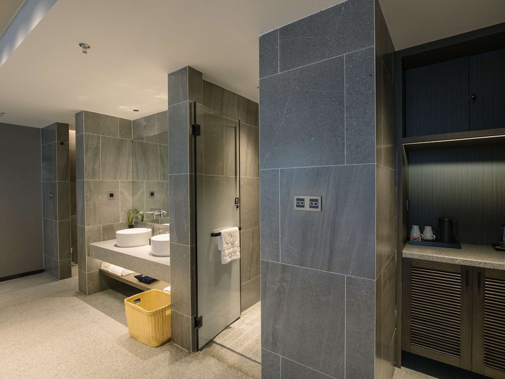 EXECUTIVE, SUITE