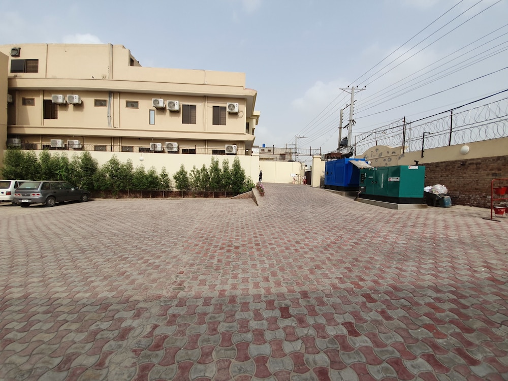 S Chalet Multan 41/44