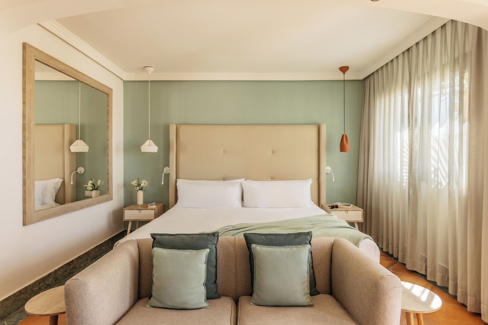 Red Level, Double Bed, Pool Access