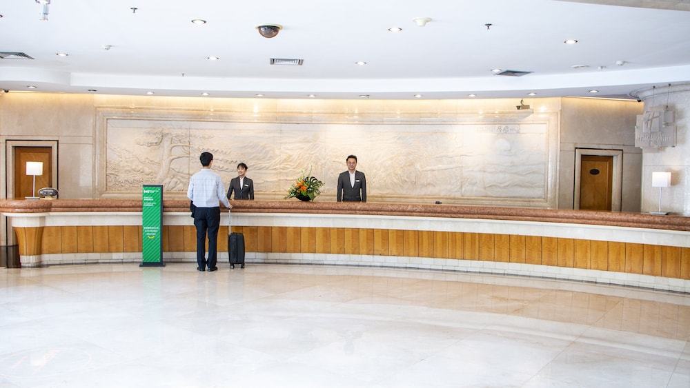 Holiday Inn Donghua 6/49