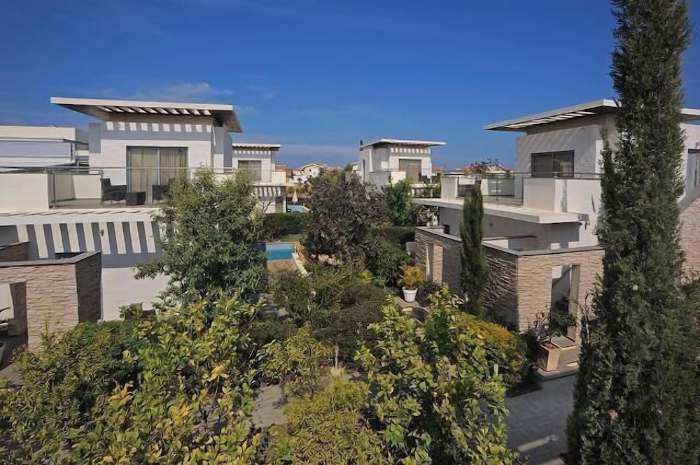E Hotel Spa Resort 51/61