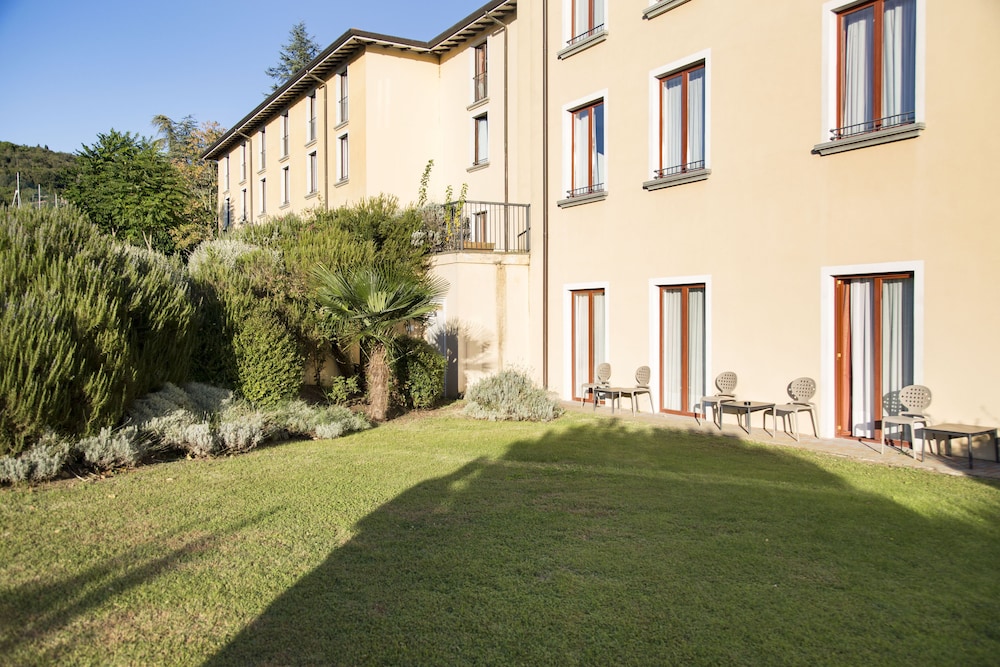 VILLA PARADISO VILLAGE 8/73