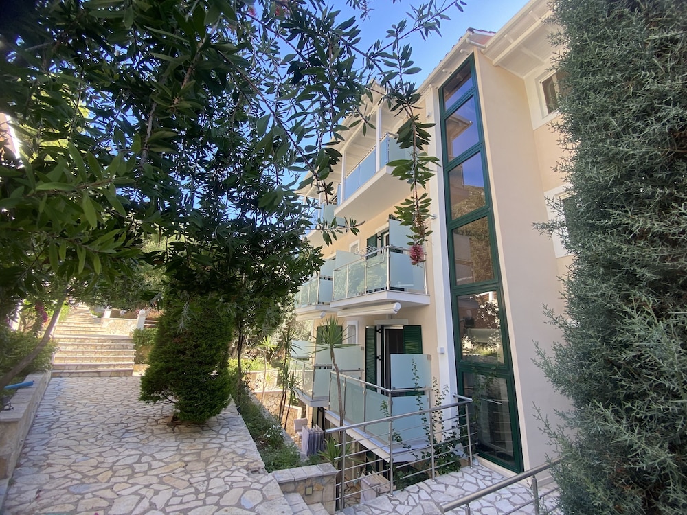 Oasis Hotel 7/50