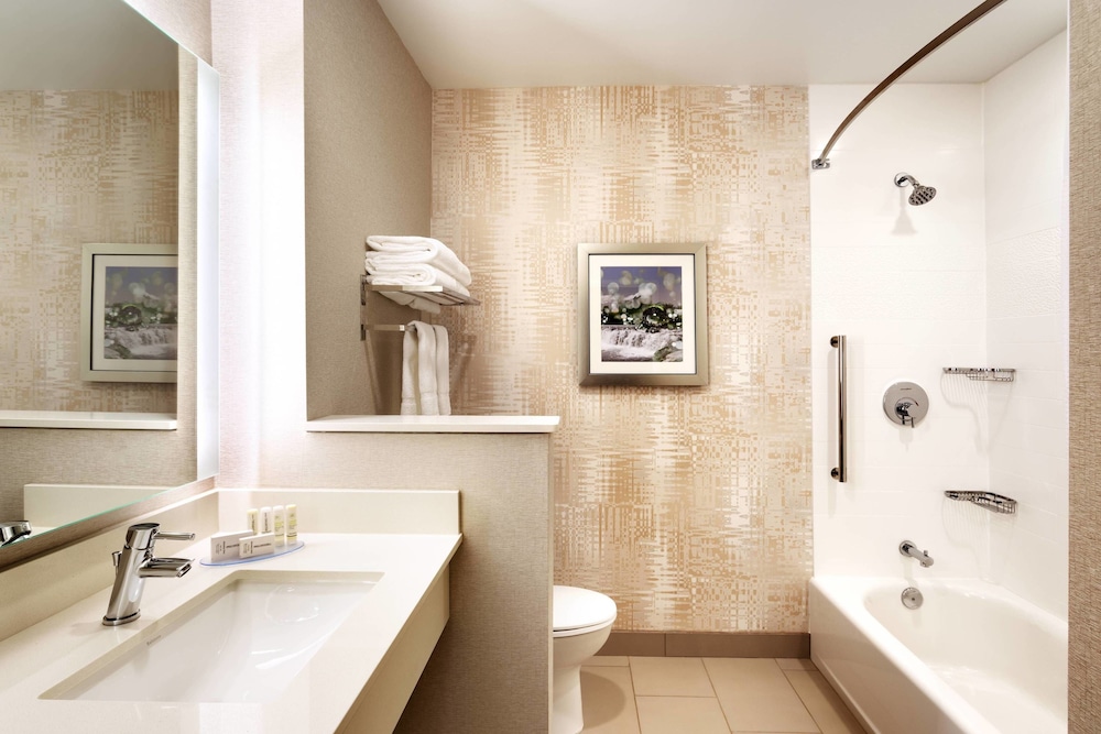 Fairfield Inn & Suites by Marriott Springfield North 12/47