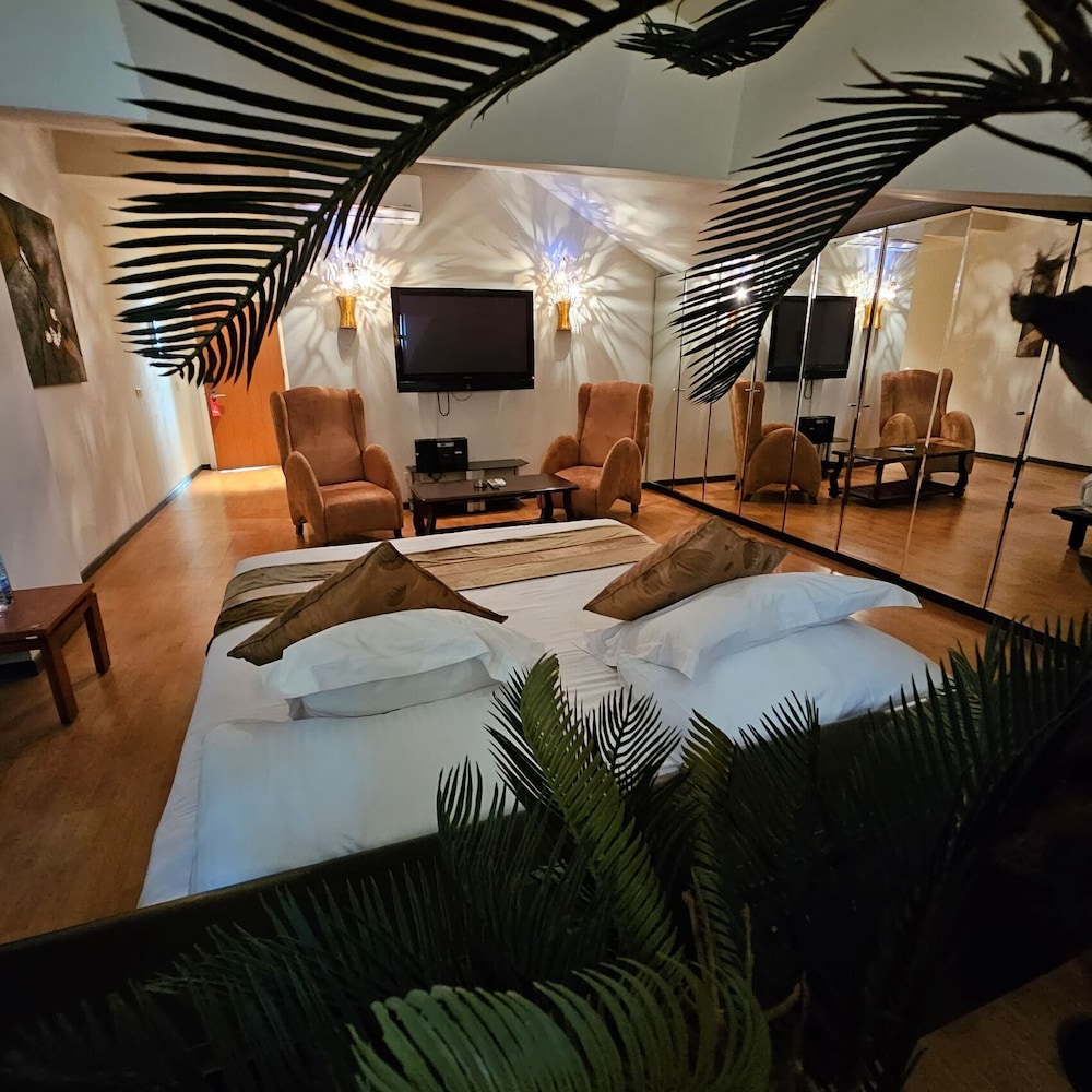 SUITE, QUEEN BED
