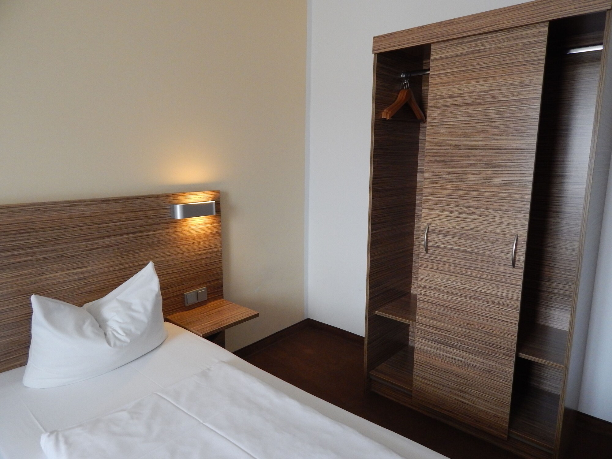 ROOM, DOUBLE OR TWIN BED