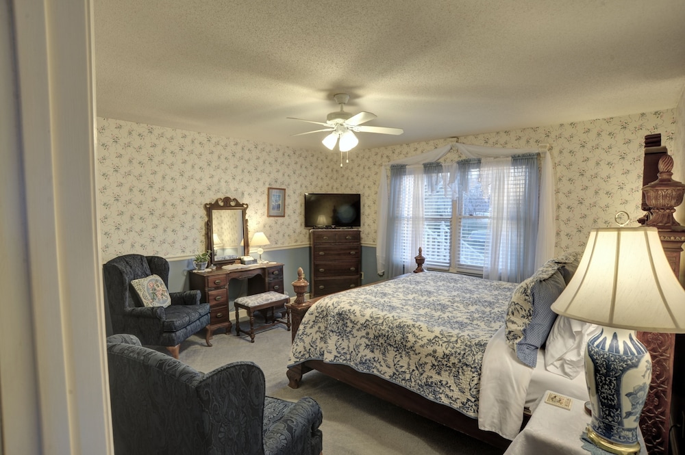 Blue Mountain Mist Country Inn 8/63