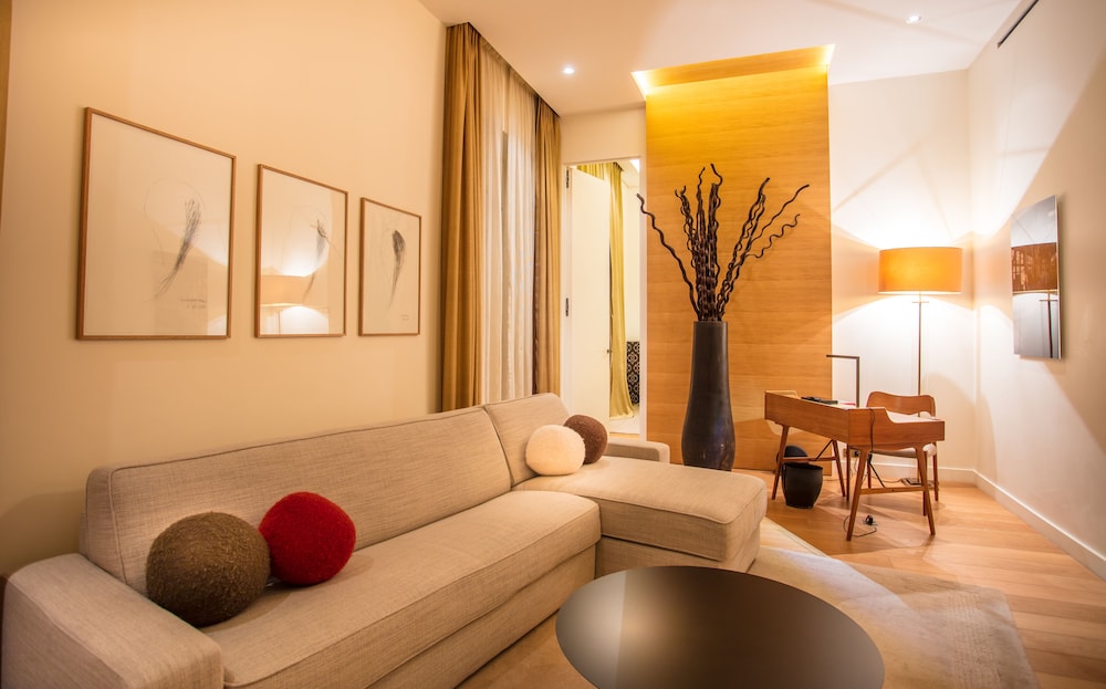 Hotel Marignan Champs Elysees 44/70