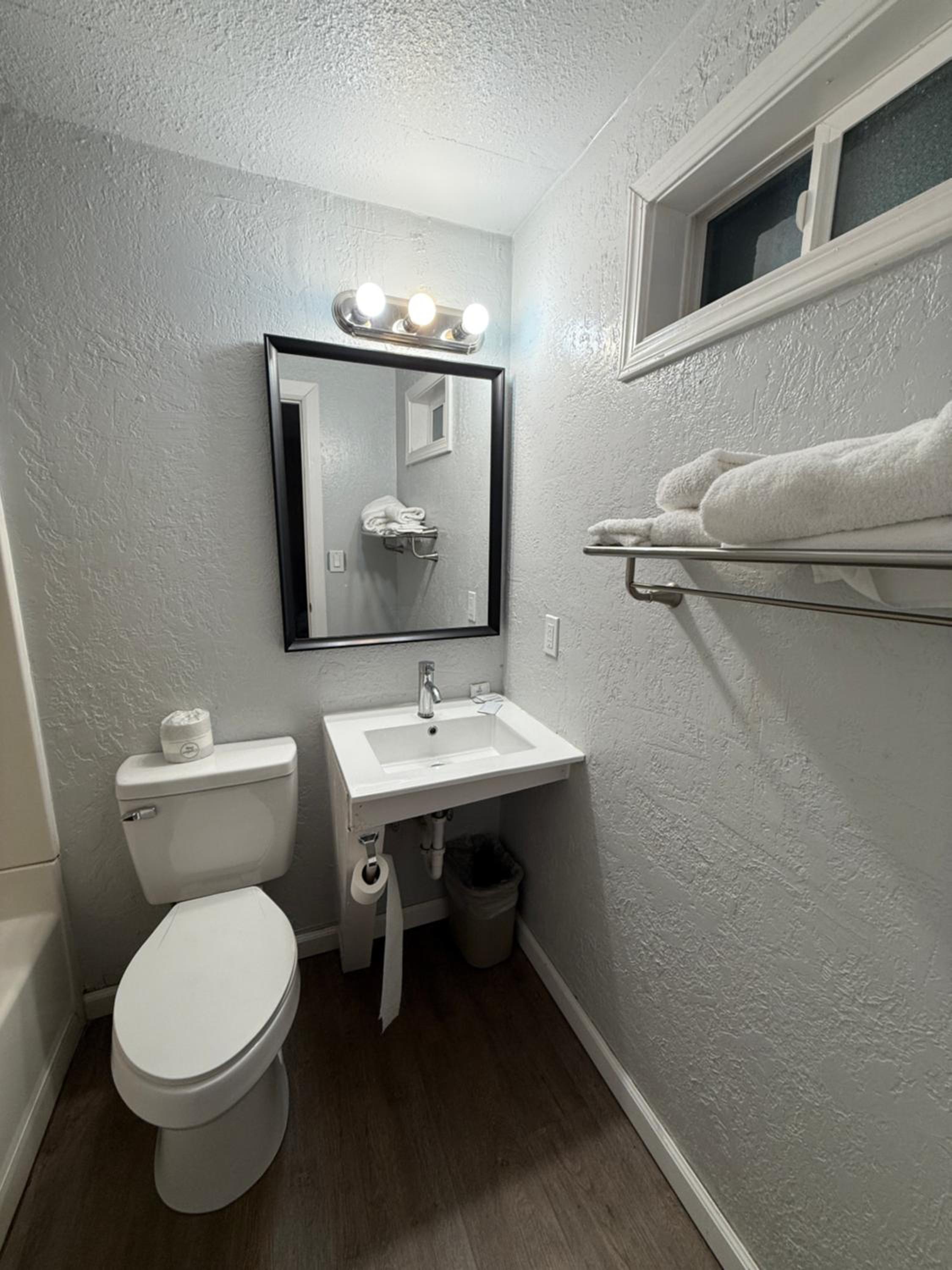 غرفة كلاسيكية ثلاثية، Budget Inn Bend by OYO 6/6